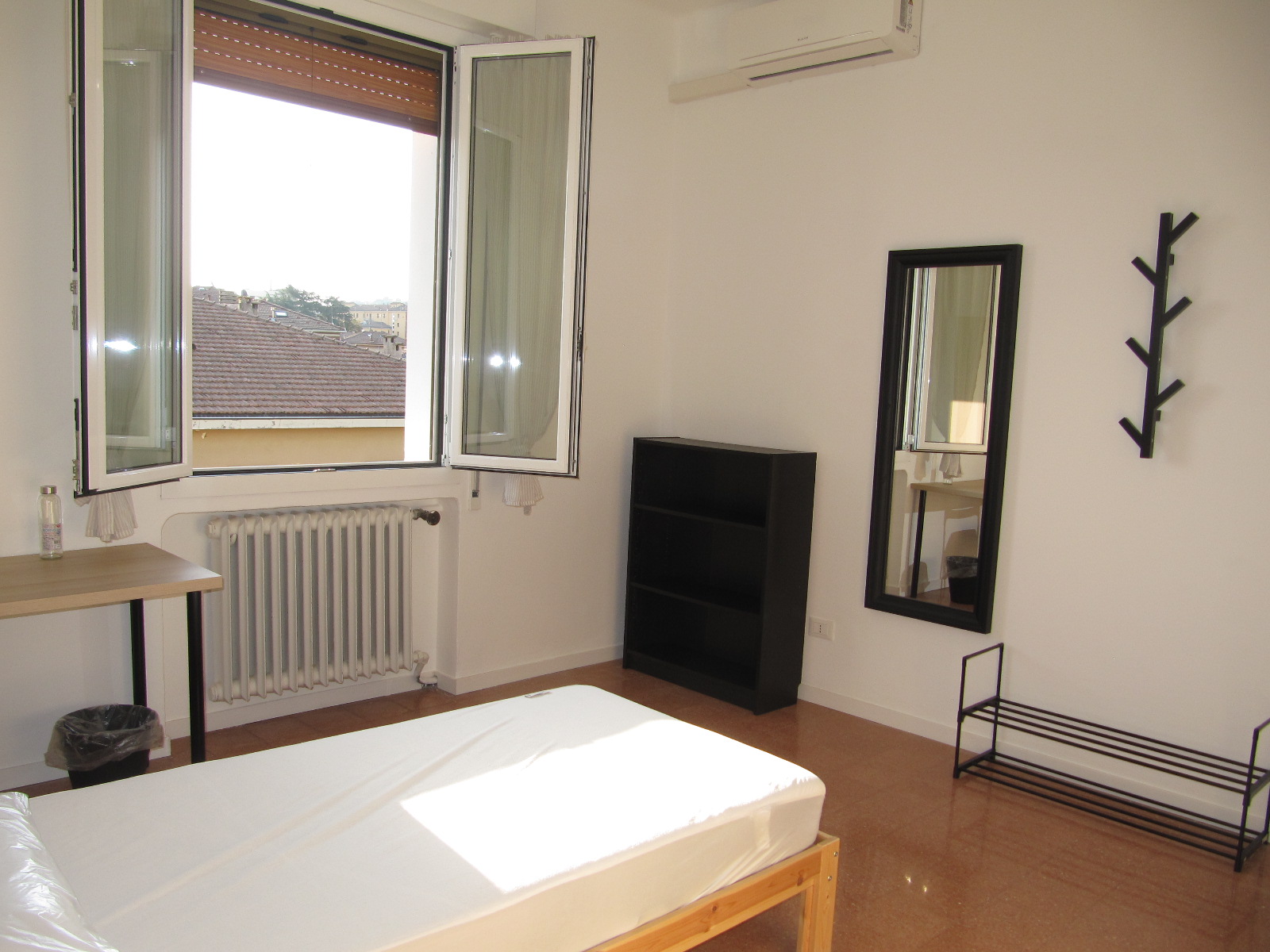 Chambre simple meublée pour étudiantes à 50 m de l'arrêt Magnani, Bologne — 670 €/mois